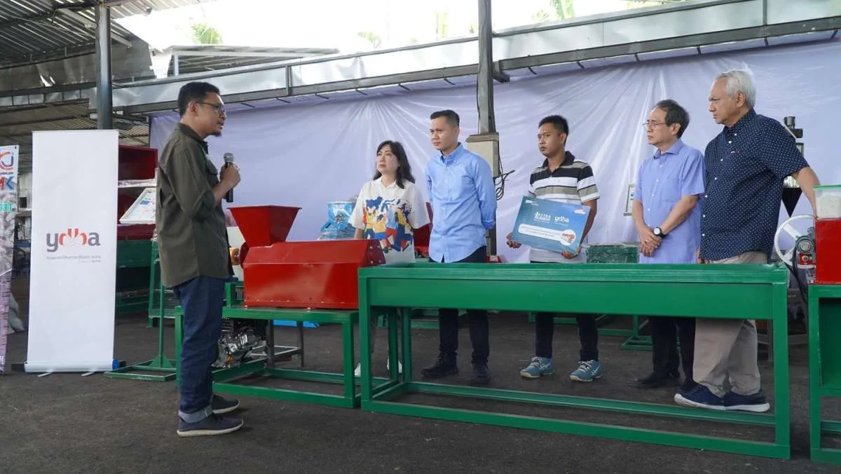  Astra Runners Serahkan Mesin Pencetak Biji Plastik ke UMKM Binaan YDBA