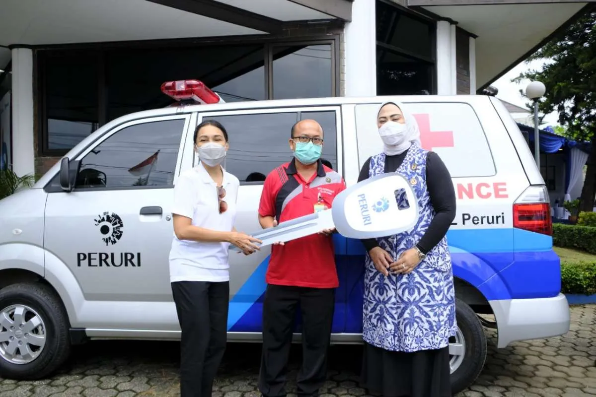 Peruri serahkan bantuan ambulans kepada Puskesmas Telukjambe 