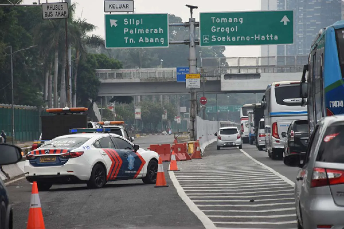 Arus lalu lintas di sekitar gedung DPR masih dialihkan, Selasa (1/10)