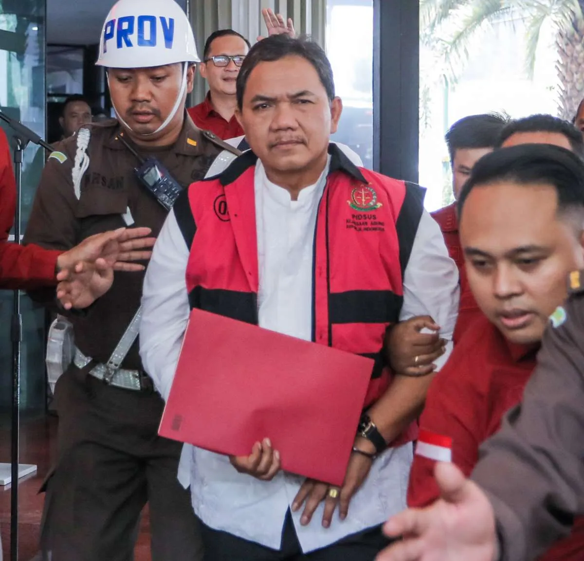 Jadi Tersangka Kasus Dugaan Korupsi BTS, Ini Profil & Harta Achsanul Qosasi