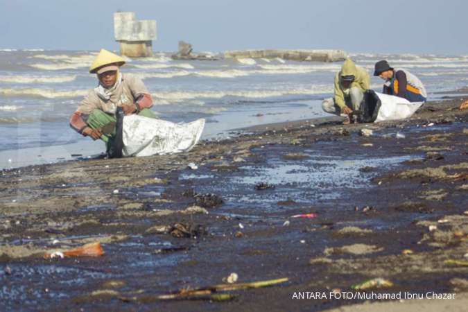 Akibat tumpahan minyak di perairan Karawang, tangkapan nelayan menurun drastis 