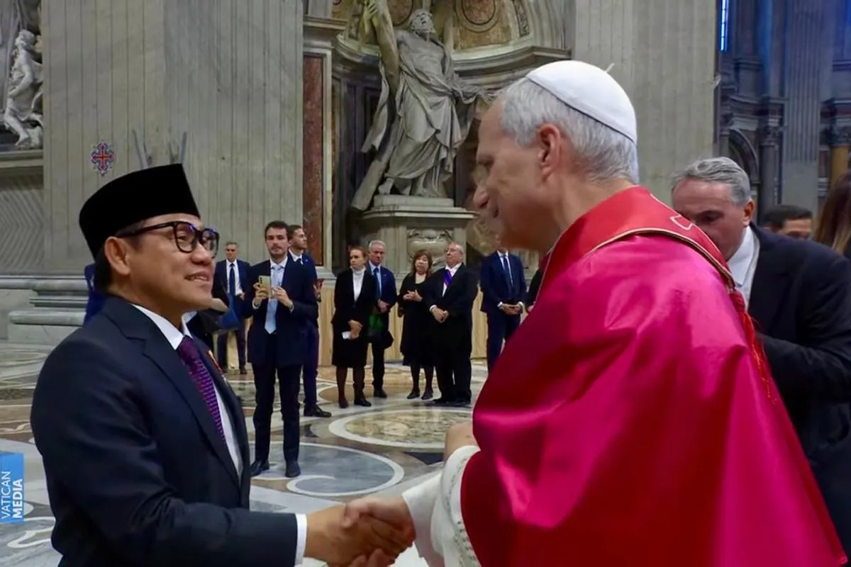 Menko Muhaimin Iskandar Jabat Tangan Paus Leo XIV di Vatikan pada Hari Pelantikan