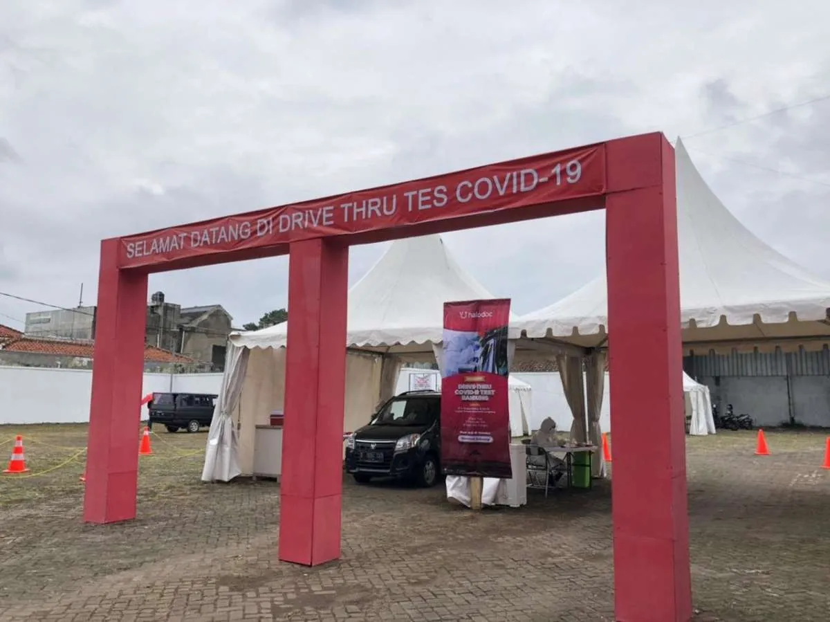Fasilitas drive thru test Covid-19 perdana di Bandung oleh Halodoc