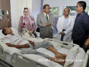 Klarifikasi grasi, Patrialis jenguk Syaukani 