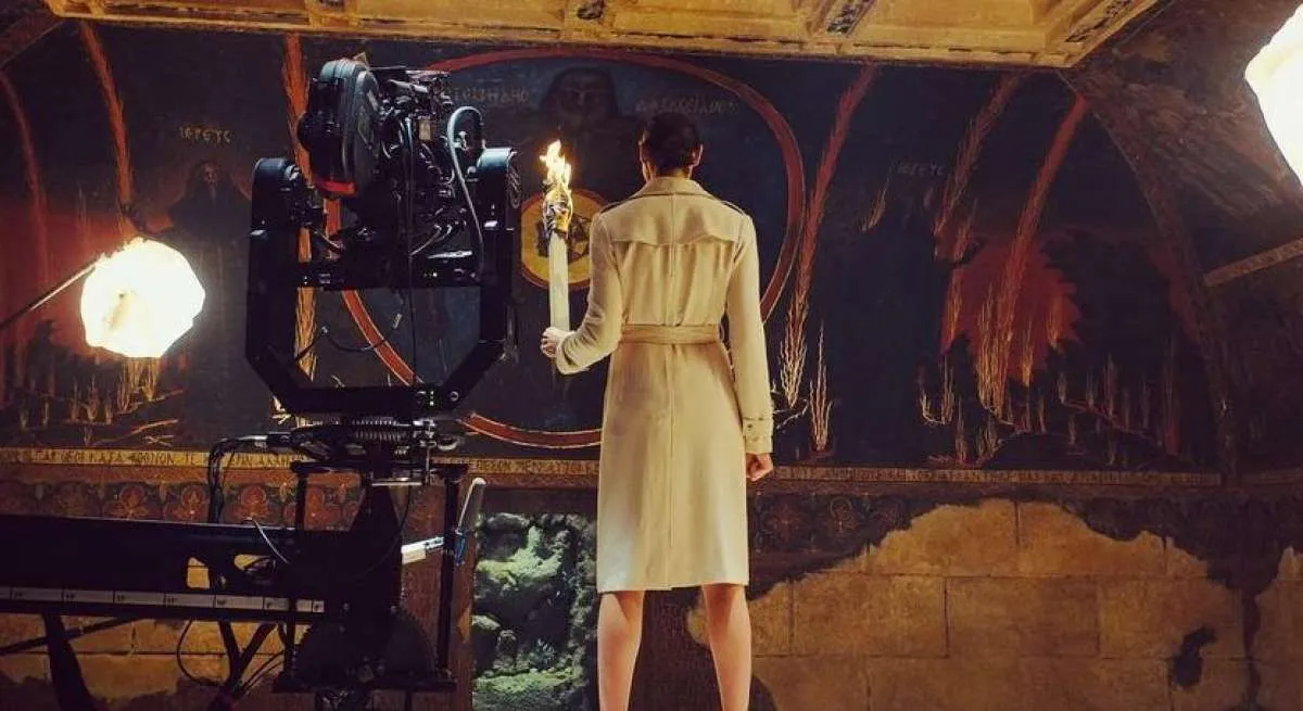 Foto terbaru dari Zack Snyder's Justice League, Wonder Woman temukan lukisan Darseid