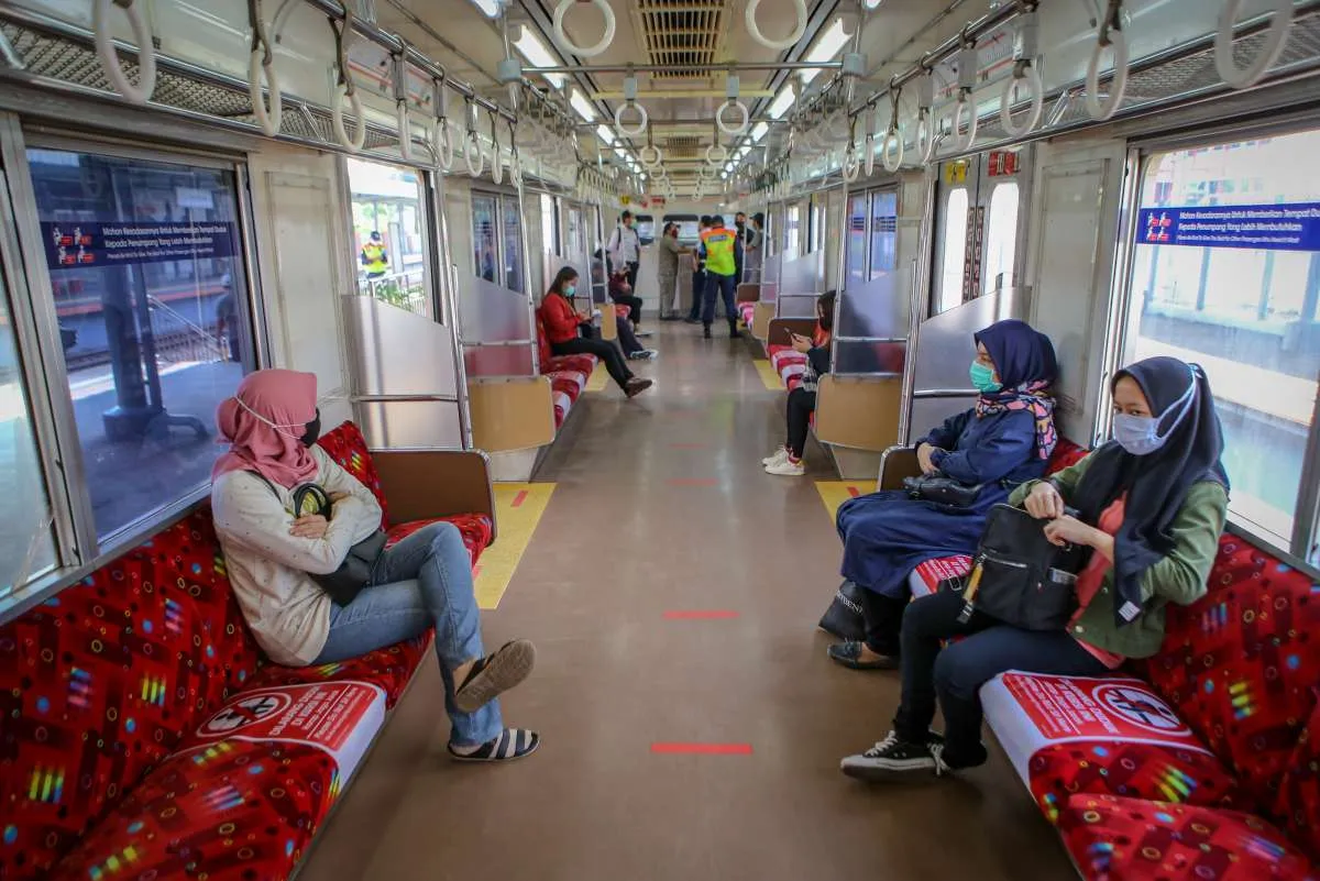 Ada wabah corona, jumlah penumpang KRL turun drastis