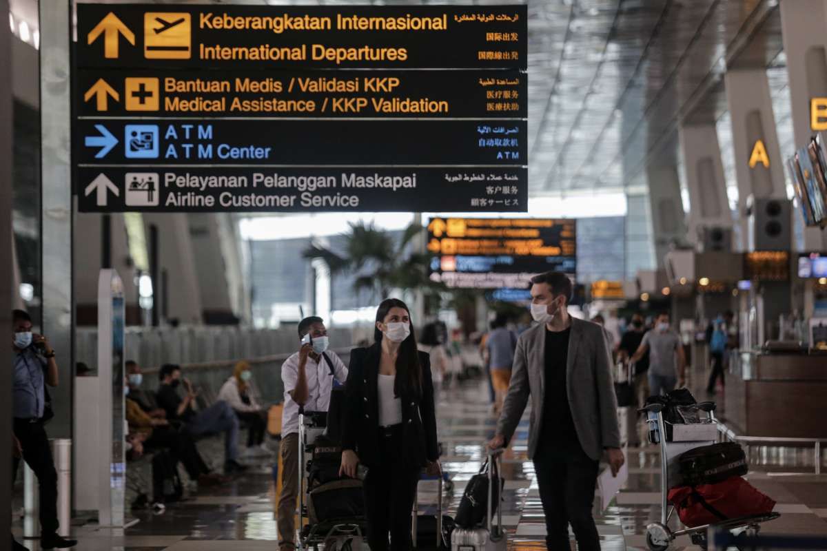 Keluh-kesah Warga Karantina dan Senyum Pengusaha Hotel yang Meraup Laba