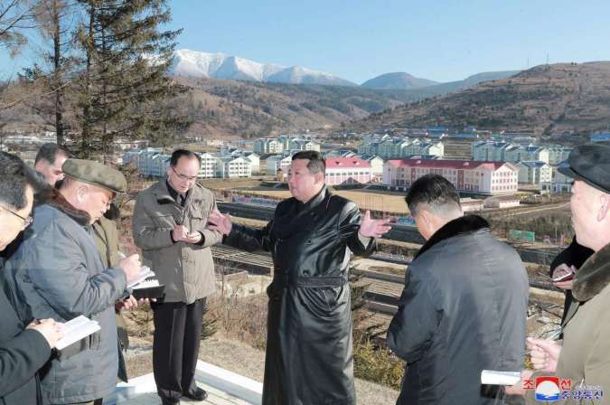 Kim Jong Un muncul di kota dekat perbatasan China setelah menghilang sebulan