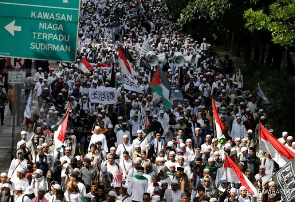 Setelah shalat Jumat, massa Eggi dan Kivlan jalan kaki ke Bawaslu