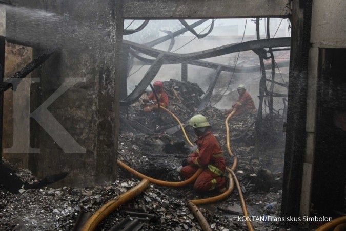 Sebanyak 100 rumah semi permanen di kolong tol Pluit terbakar
