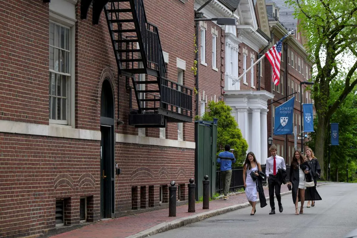Trump Menangguhkan Masuknya Mahasiswa Internasional yang akan Studi di Harvard