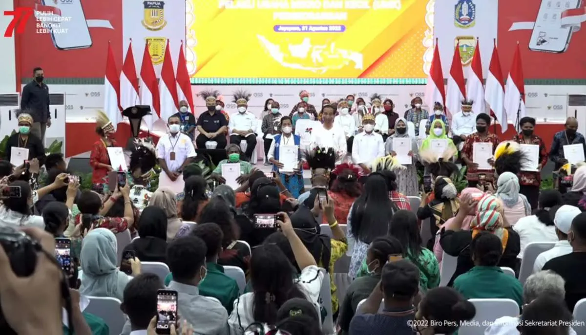 Jokowi Serahkan Nomor Induk Berusaha 2.700 UMK Perseorangan di Jayapura