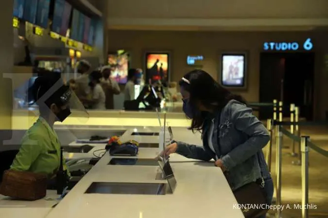  Pengunjung membeli karcis tanda masuk ke Bioskop Cinema XXI