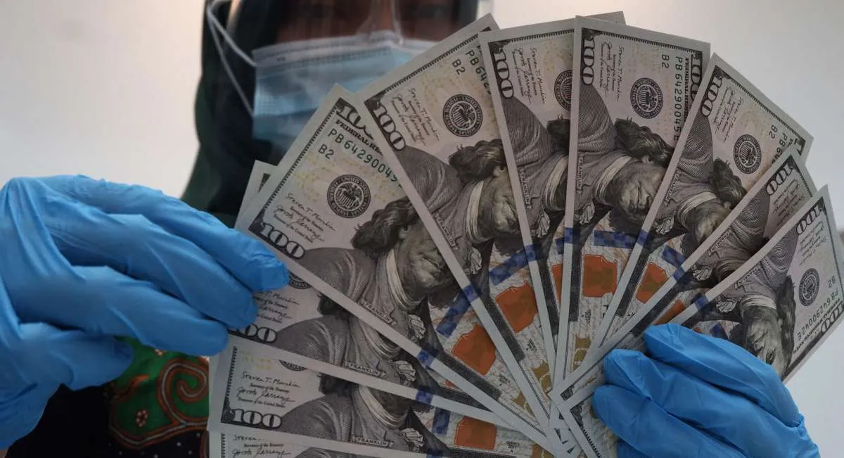 Dolar Melemah Selasa (2/9), Emas Sentuh Rekor Tertinggi Saat Investor Tunggu Data AS