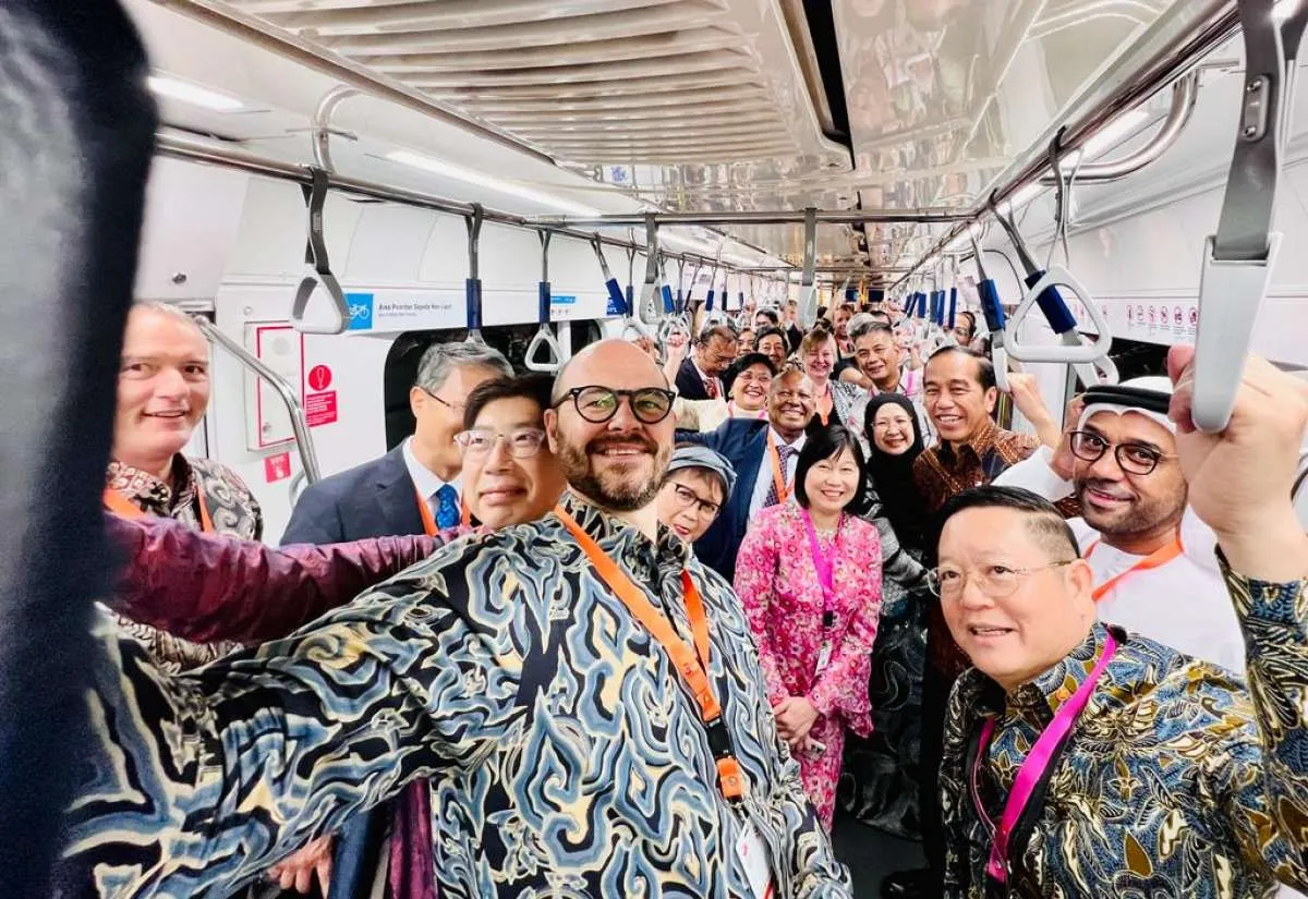 Presiden Jokowi Ajak Dubes ASEAN dan Mitra Naik MRT