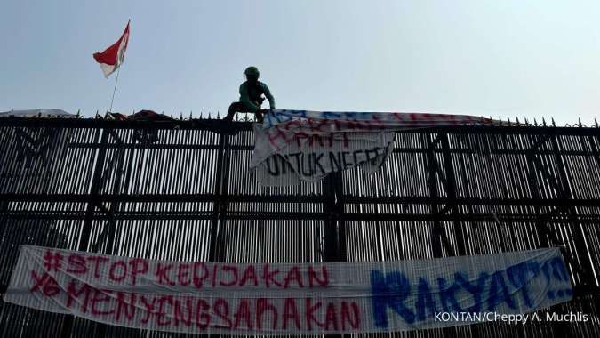 Massa Masih Bertahan Hingga Pagi Ini (28/8), Jalan di Depan DPR Masih Ditutup