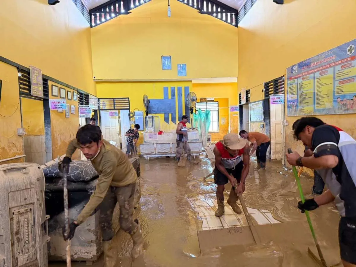 Gotong Royong Pertamina dan Relawan Pulihkan Puskesmas Rantau di Aceh Tamiang