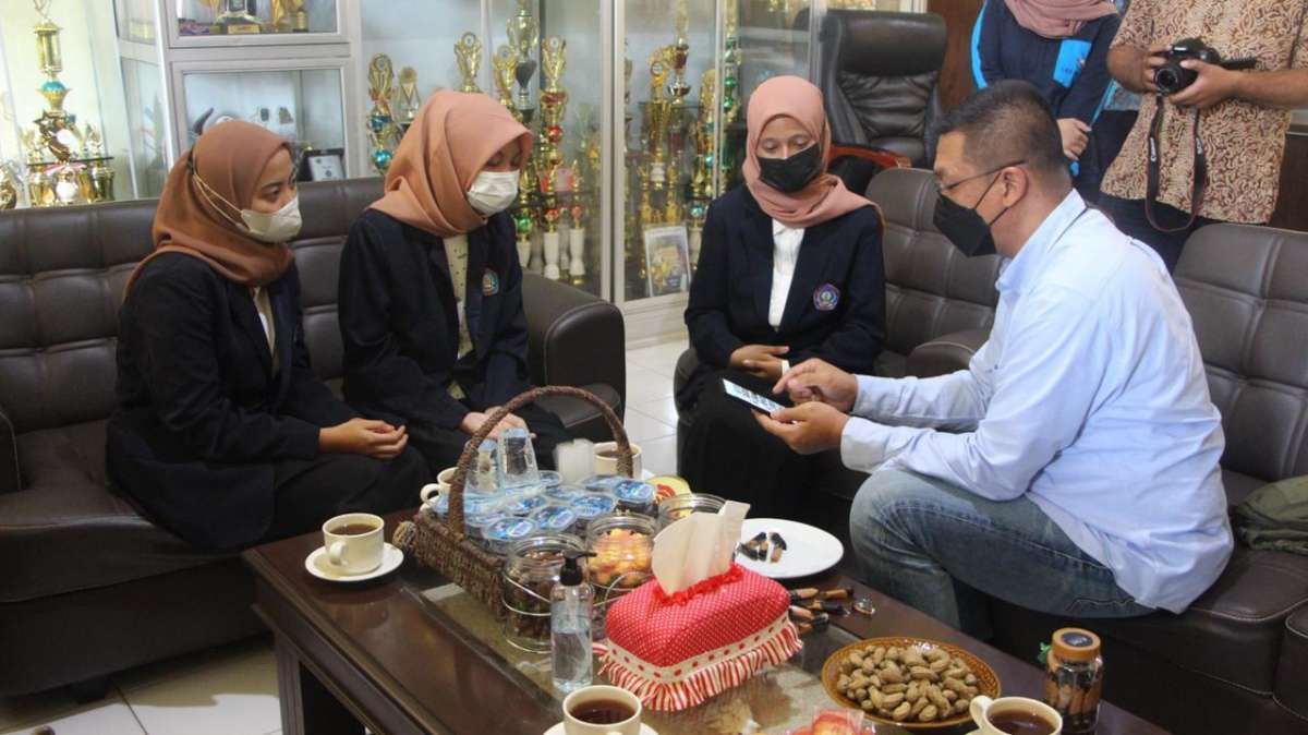 Holding Ultra Mikro Pangkas Bunga Kredit