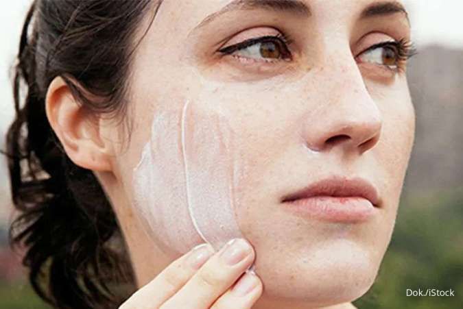 6 Cara Mencegah White Cast Akibat Sunscreen, Jangan Skip Moisturizer!