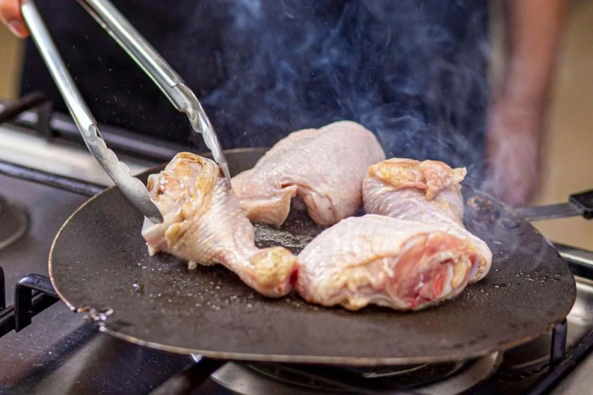 Moms, Ikuti 5 Cara Menentukan Tingkat Kematangan Ayam Saat Dimasak