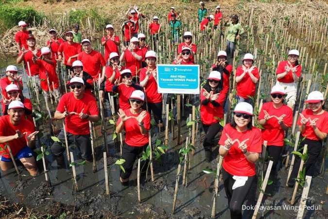 Yayasan WINGS Peduli Tanam Ratusan Pohon Mangrove dalam Program Aksi Hijau 