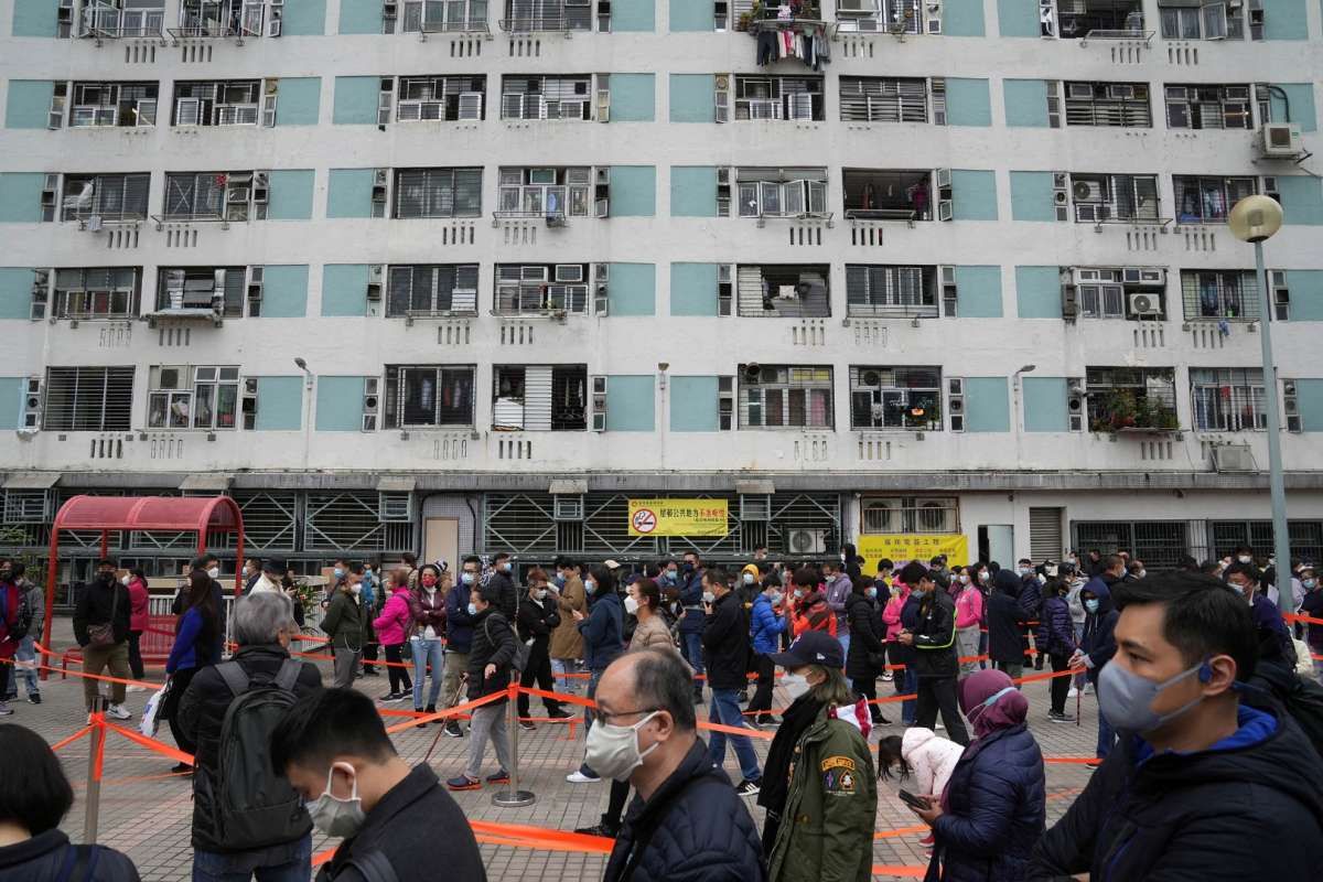 Hong Kong Kewalahan Covid-19, Pasien Dirawat di Luar Rumah Sakit dan Ribuan Antre