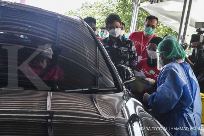Ini cara mendapatkan vaksinasi Covid-19 drive thru gratis bagi lansia di Jakarta