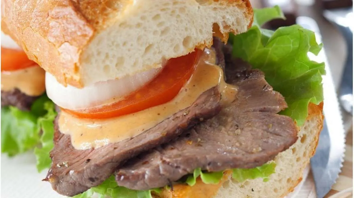 Sarapan Kenyang dengan Steak Sandwich Barbekyu Mayo, Intip Resepnya!