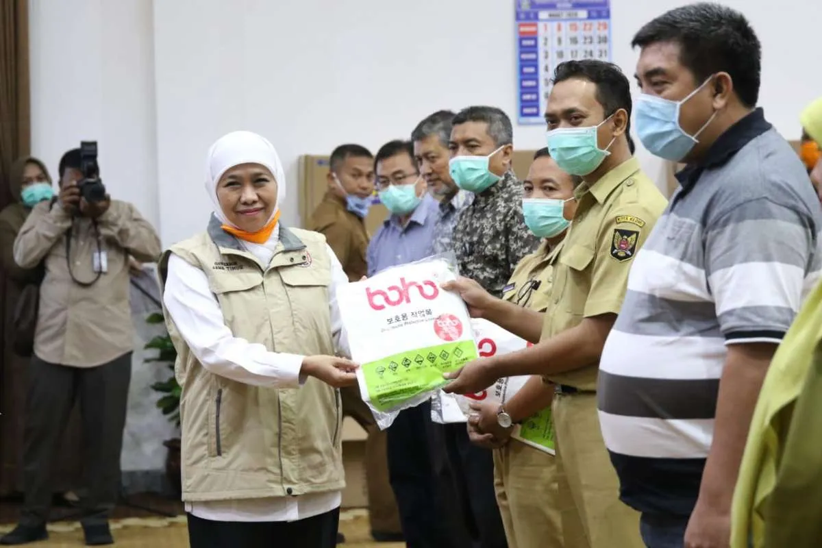 Khofifah bagikan 7.100 APD di 64 rumahsakit rujukan corona di Jatim