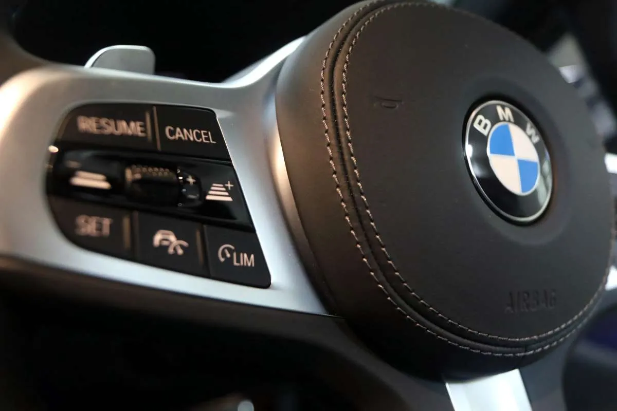 Saham BMW Anjlok Pasca Peringatan Penurunan Laba, Soroti Risiko China dan Iran