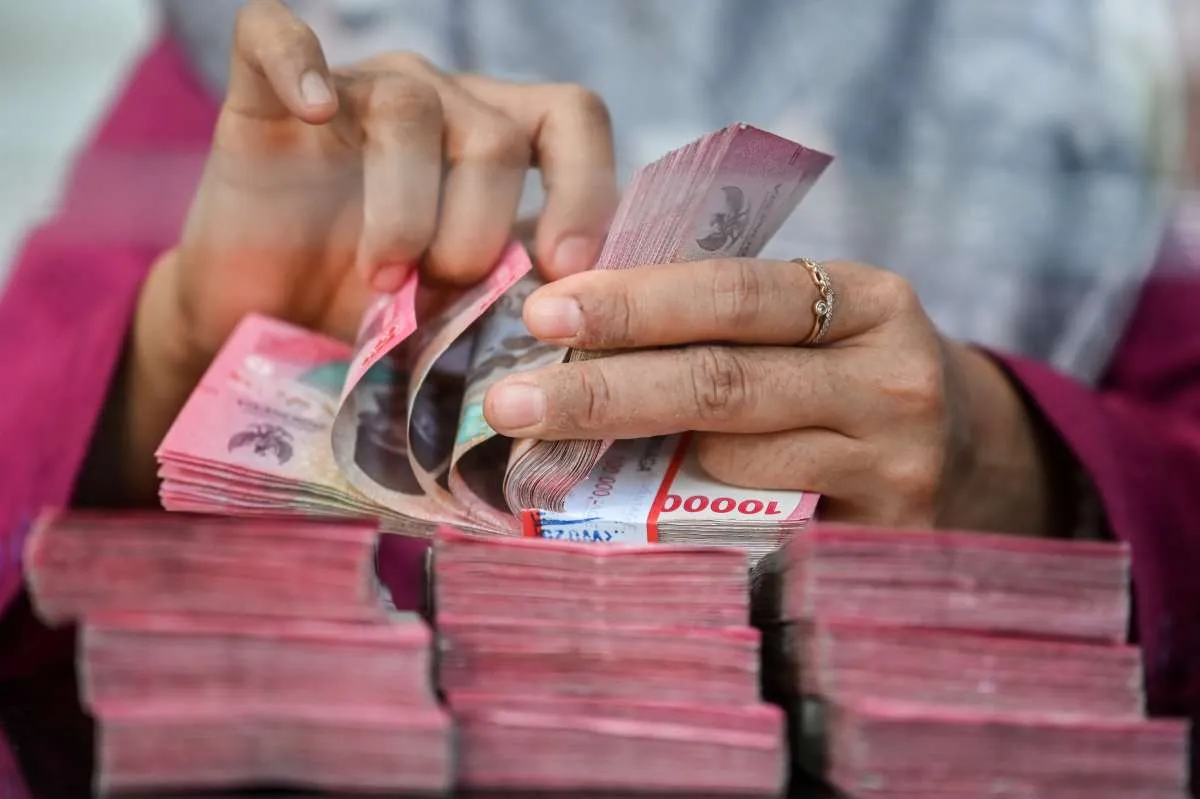 Rupiah Diproyeksi Kembali Melemah Hari Ini (28/7), Simak Sentimen yang Menyeretnya