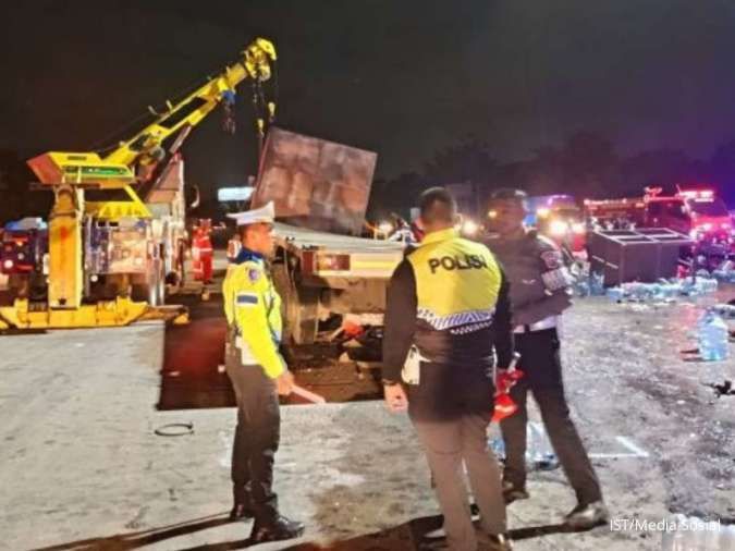 Truk Kelebihan Muatan Jadi Penyebab Kecelakaan di Jalan Tol Ciawi