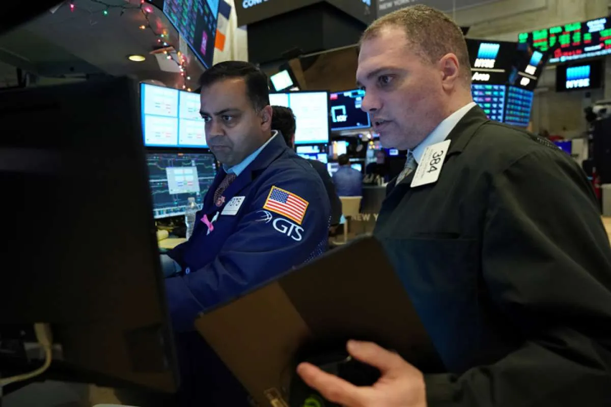 Wall Street tergelincir dari level tertinggi setelah data tenaga kerja AS lesu