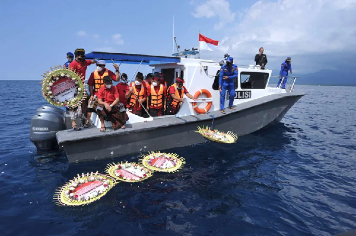 Families of Indonesia's sunken submarine crew pay tribute at sea
