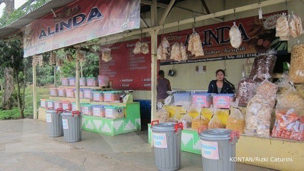 Sentra keripik panen saat liburan tiba (2)