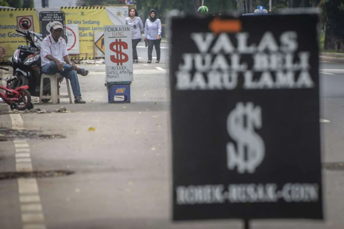 Penyebaran virus corona merata, mengapa rupiah justru paling babak belur?