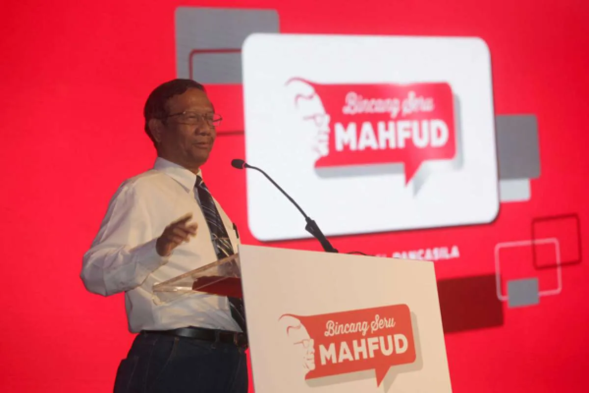Mahfud MD hadir di Istana dengan menggunakan kemeja putih 