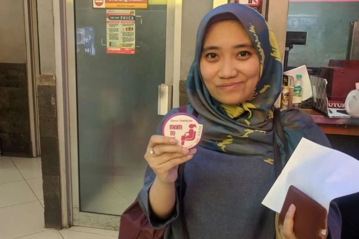 Ada pin khusus, kini ibu hamil bisa lebih mudah dapat tempat duduk di KRL