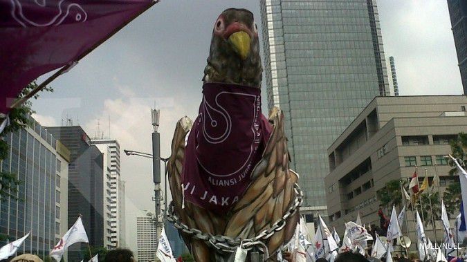 Ikut May Day, pekerja media bawa burung raksasa