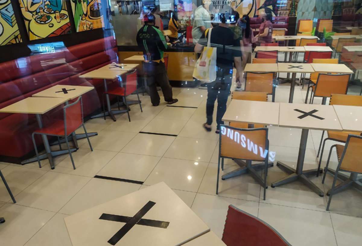 Pusat Tarik Rem Darurat Pandemi, Tapi Daerah Masih Kompromi
