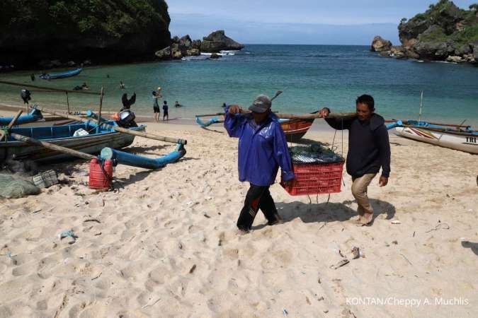 Suasana di pantai Ngerenehan Gunung Kidul, Yogyakarta
