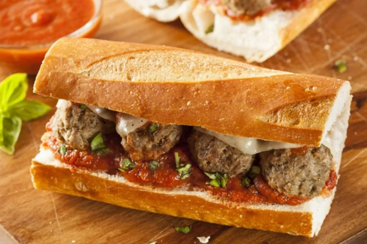 Resep Roti Baguette Isi Bola Daging, si Roti Panjang yang Renyah dan Mengenyangkan