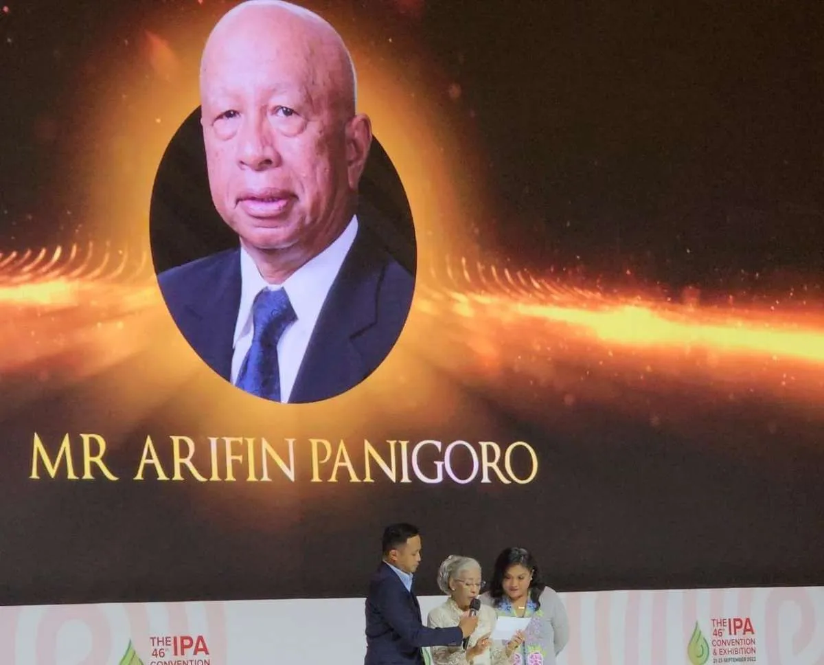 Arifin Panigoro Terima Lifetime Achivement Award dari IPA