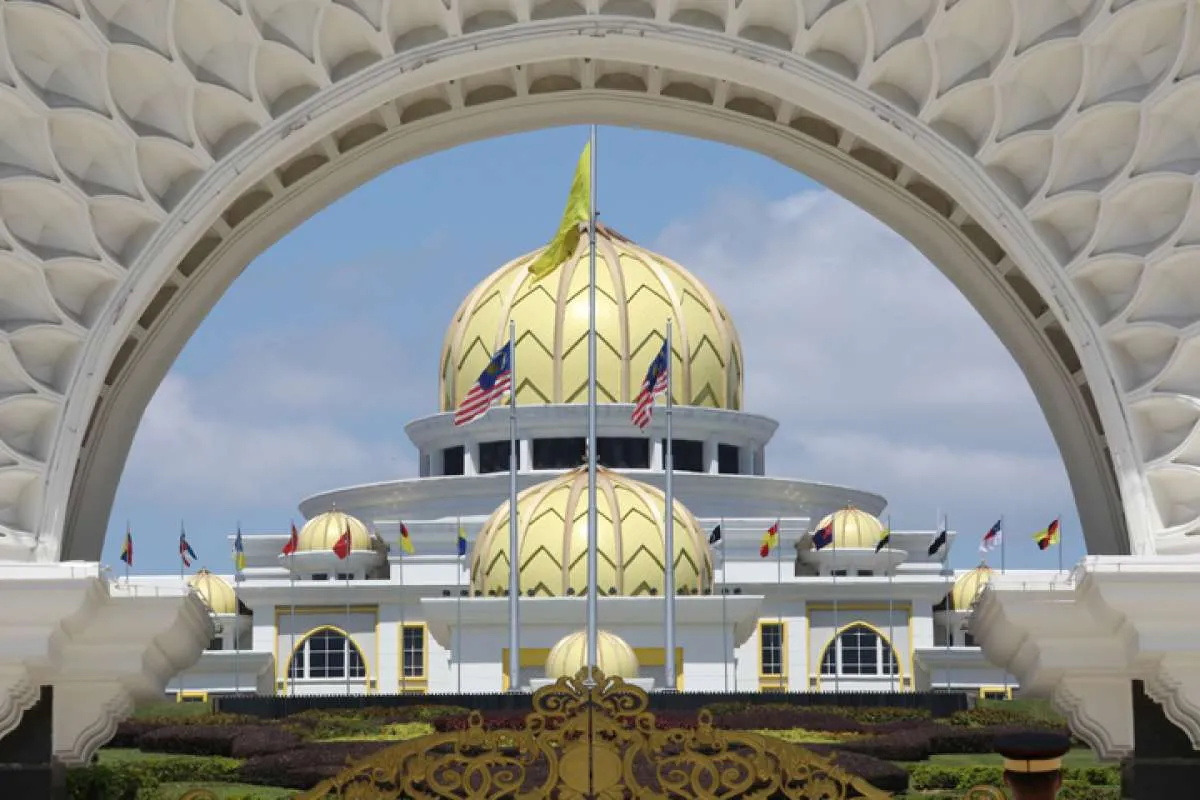 Raja Malaysia umumkan keadaan darurat, untuk mengekang penyebaran Covid-19