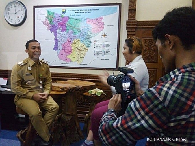 Suasana wawancara KONTAN dengan Bupati Batang Wihaji saat liputan Jelajah Ekonomi KONTAN Tol Trans Jawa