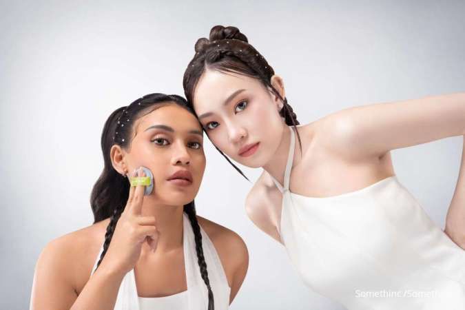 Makeup Glowing Tanpa Terlihat Berminyak, Ini Pilihan Bedak Tabur Somethinc