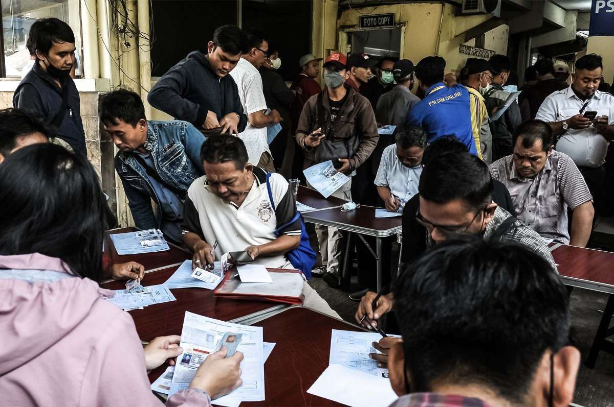 Penumpukan Pemohon Perpanjangan SIM di Jakarta
