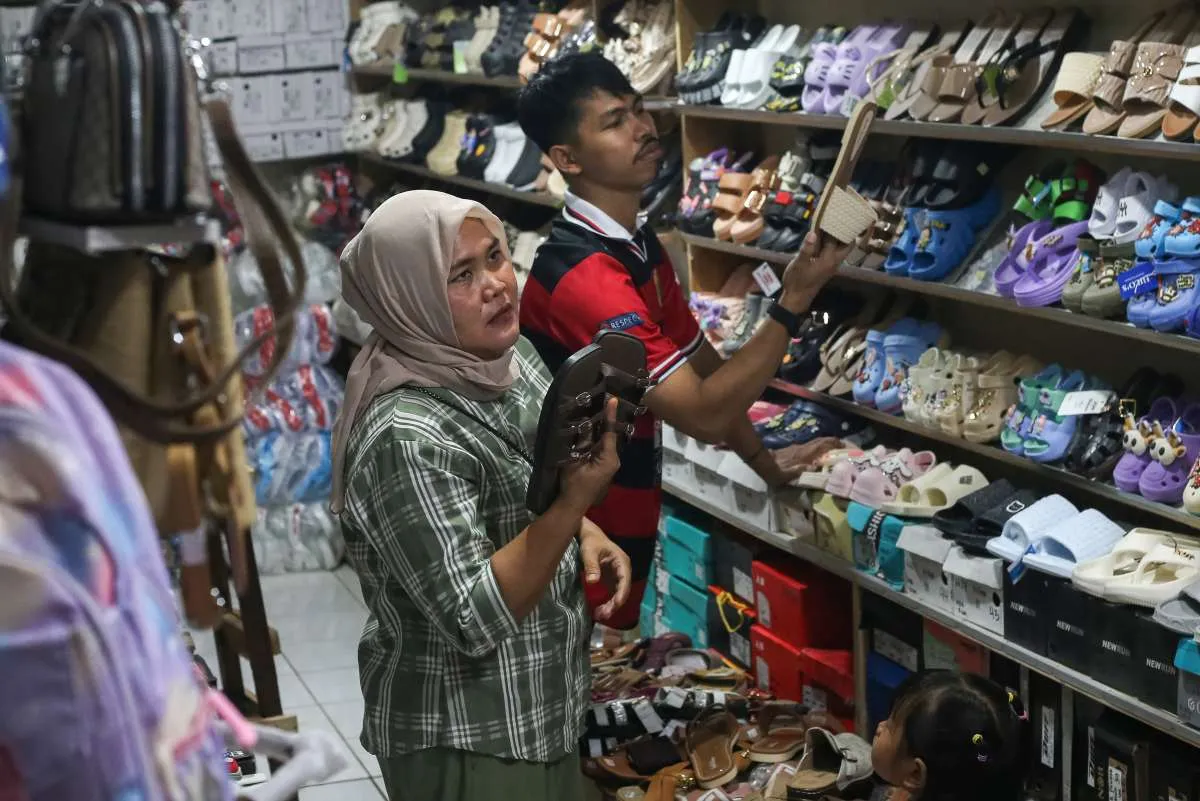 Ekonom: Konsumen Kian Pesimis soal Lapangan Kerja dan Mulai Menahan Belanja