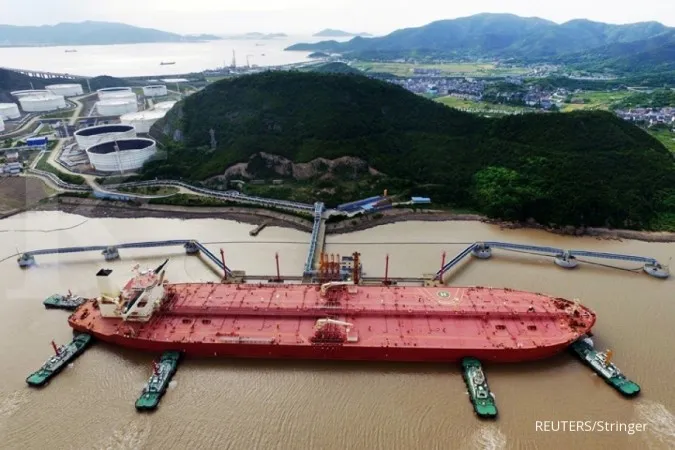 China's Oil Consumption to Peak by 2027, Says Top Refiner Sinopec