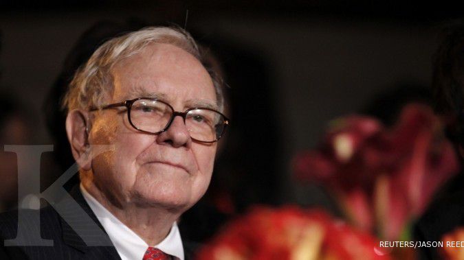 Saat pasar jatuh, perusahaan Warren Buffett pegang uang tunai setara Rp 1.744 triliun
